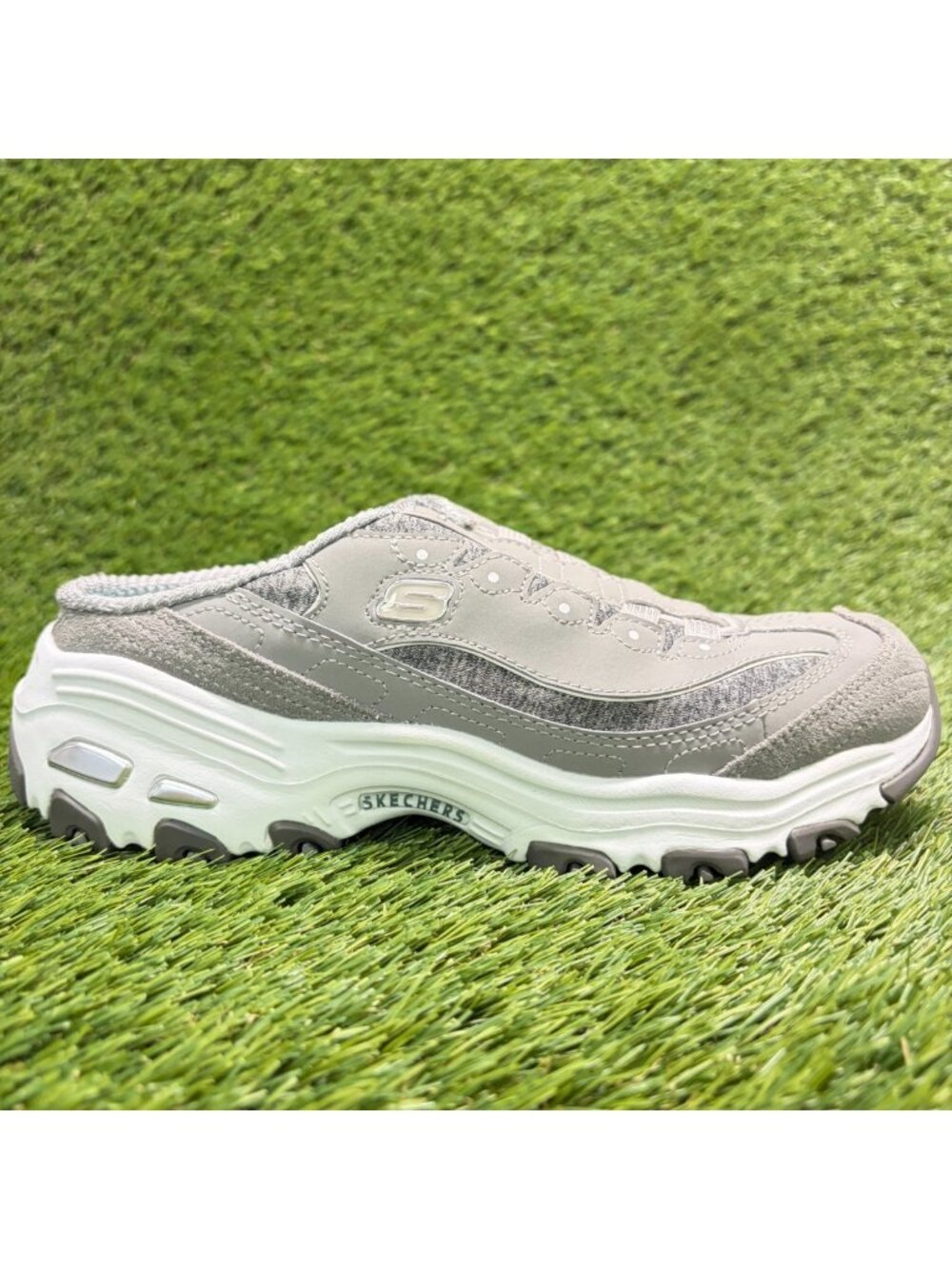Skechers D'Lites Resilient Womens Size 7 Gray White Athletic Slip On Mule Shoes